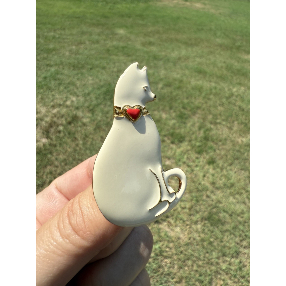 Vintage Signed Vero White Enamel Cat Kitten w/ Red Heart Collar Brooch EUC